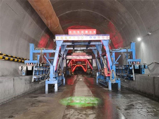 Bau des Tunneldachtrolleys