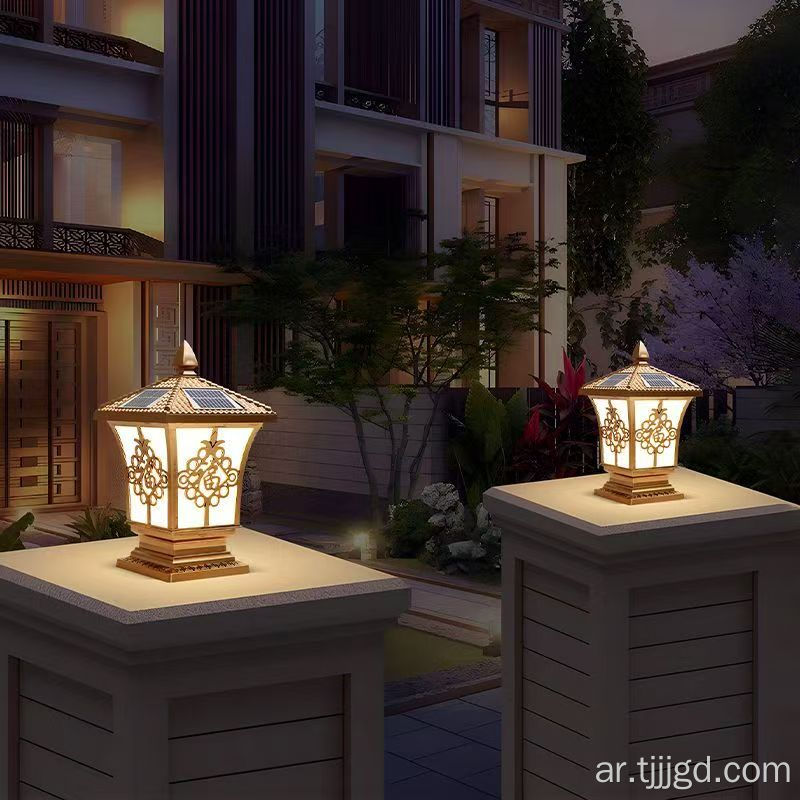 المصابيح الأمامية للعمود الشمسي في الهواء الطلق