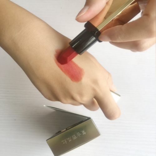 Nagelneuer Lippenstift mit Vergoldung