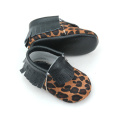 Mocassins com padrões de leopardo bebê de couro real