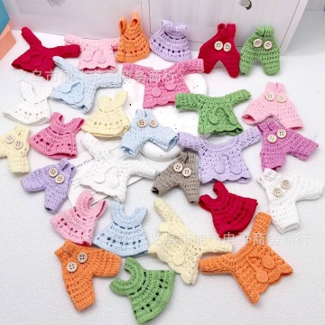 Mini roupas de tricô e acessórios de materiais artesanais