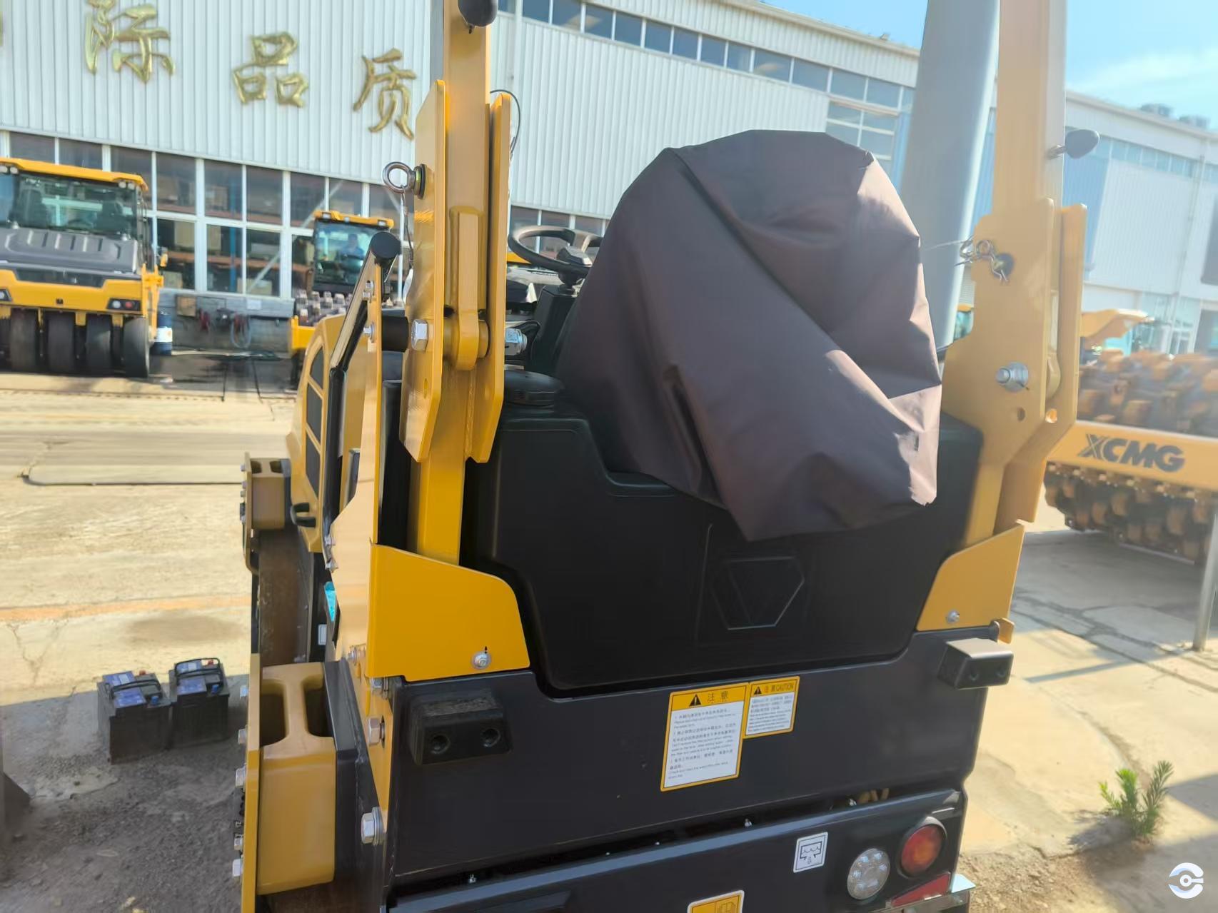 Heavy-duty vibratory road roller in great condition Heavy-duty vibratory road roller in great condition