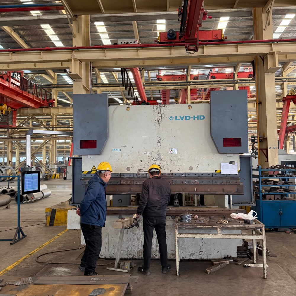 200-ton press brake (3)