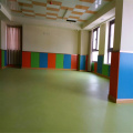 โรงเรียนอนุบาลเด็กสีทึบใช้พื้นพีวีซี
