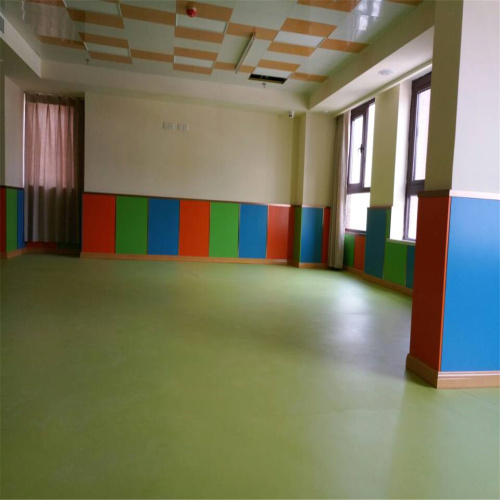 Jednokolorowe przedszkole dla dzieci używało podłogi PCV