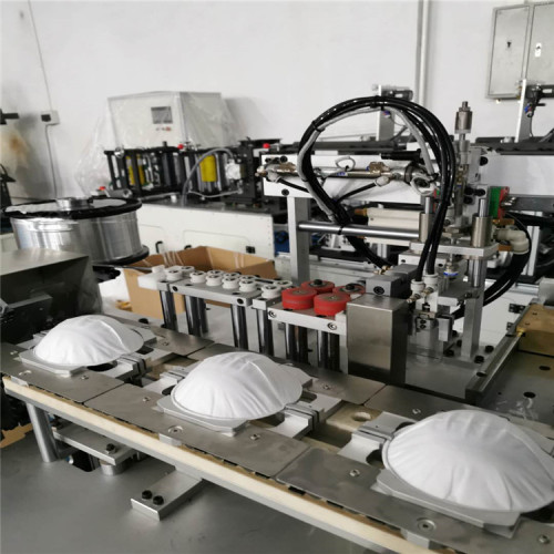 Avtomatski stroj za izdelavo mask v obliki kirurške skodelice