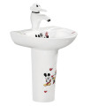 Un precioso lavabo de cerámica de Mickey para niños.