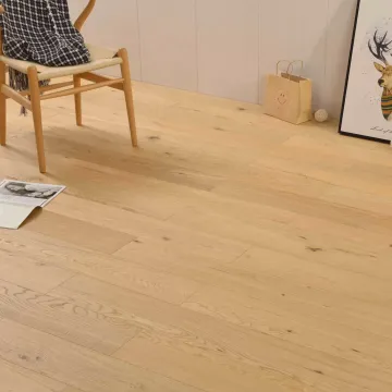 Plancher en bois de bois de chêne chaud et confortable