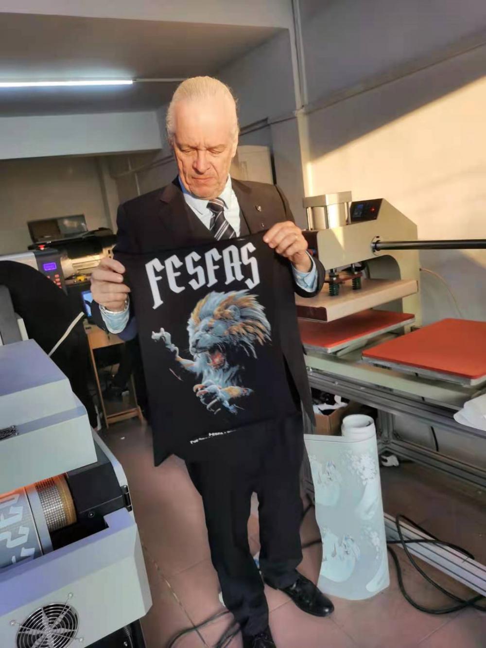 T-Shirt-Drucker mit weißem Tintentransfer