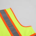 Colete uniforme reflexivo em verde para segurança no trabalho