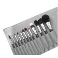 Brosse de maquillage des cils avec cheveux noirs