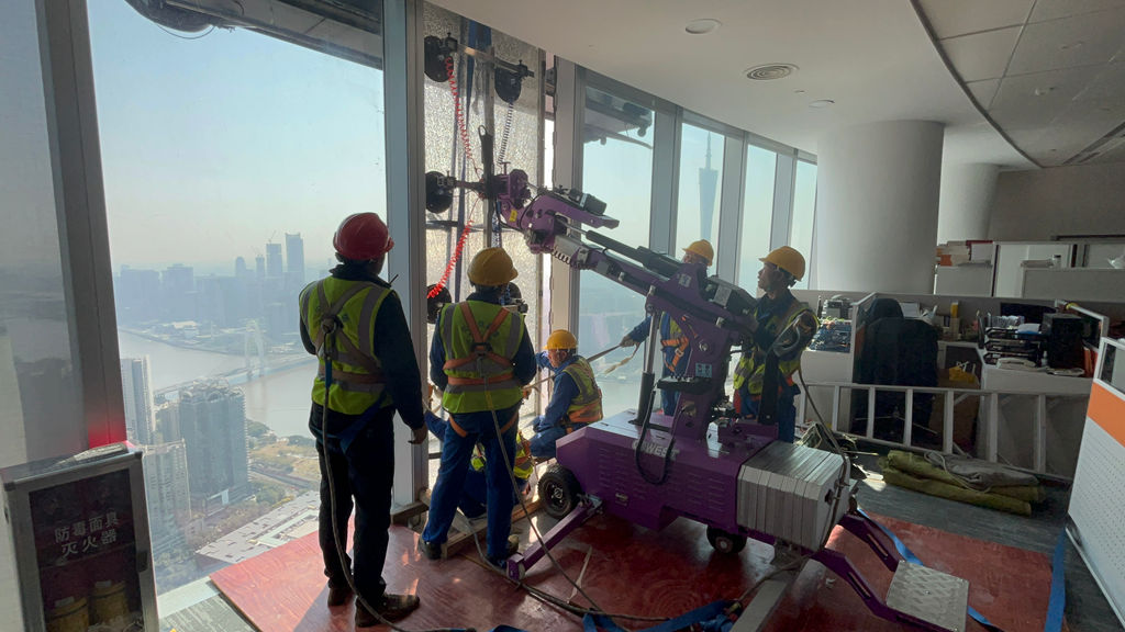Cowest Machinery's WSR-400MINI Shines in High-Altitude Glass Replacement at Guangzhou IFC (4)
