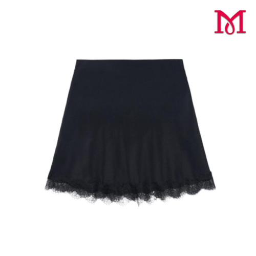 Gama moderna de minifaldas negras