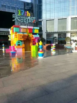 shopping plaza sculpture