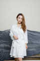 Camicia da notte in raso bianco con stampa a punti per donna