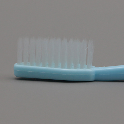 Colorido cepillo de dientes translúcido de cluella azul