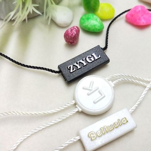 Etiqueta plástica personalizada para roupas com cordão de algodão