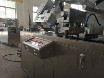Machine d'emballage à blister de tube réactif