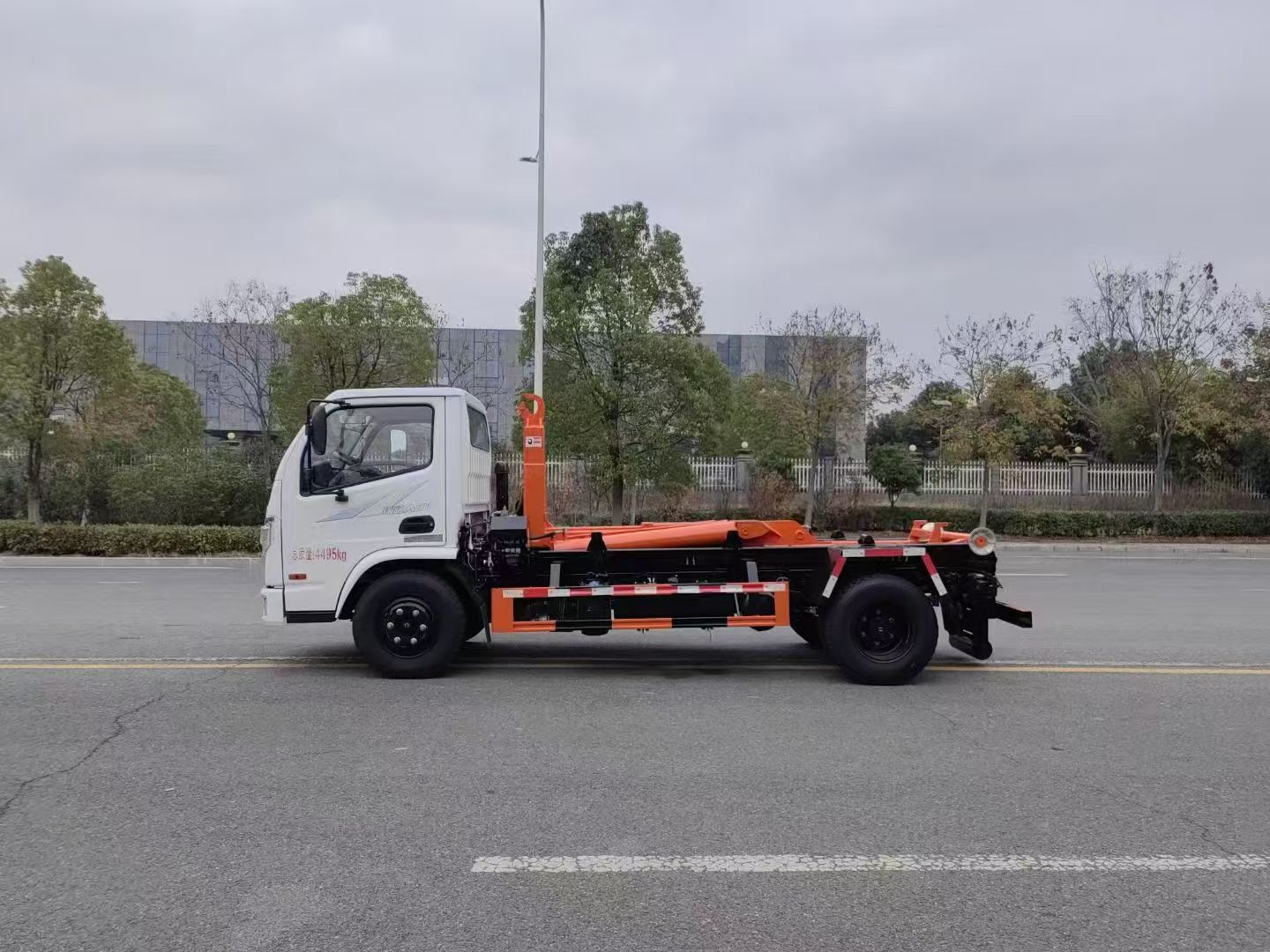 Reliable Hook Lift Garbage Truck for Commercial Use