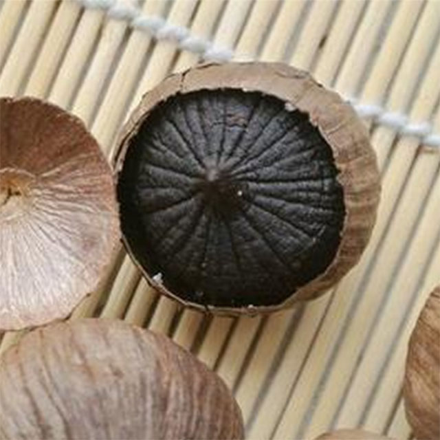 Peeled solo black garlic