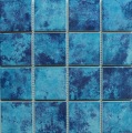 Charmante mosaïque en porcelaine de piscine bleue