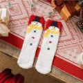 Calcetines de cama en casa pelos de casa borrosa de Navidad