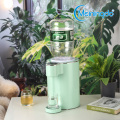 Moderno distributore di acqua verde per uso domestico