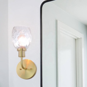 Moderne glazen wandlamp: helder glas met satijnen koperen afwerking