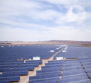 Central solar fotovoltaica comercial en tierra