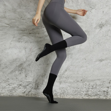 Chaussettes de coton antidérapantes de danse pour femmes - chaussettes d'orteils de yoga absorbant la transpiration pour le sport et sauter