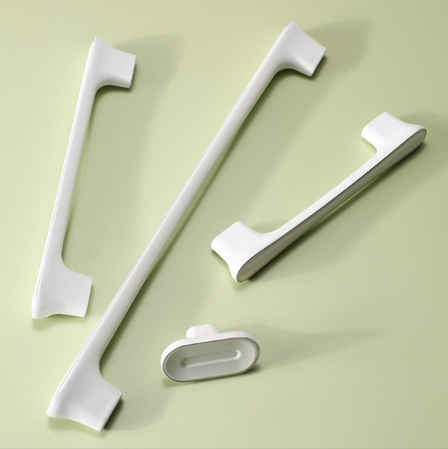 white kitchen cabinet pulls