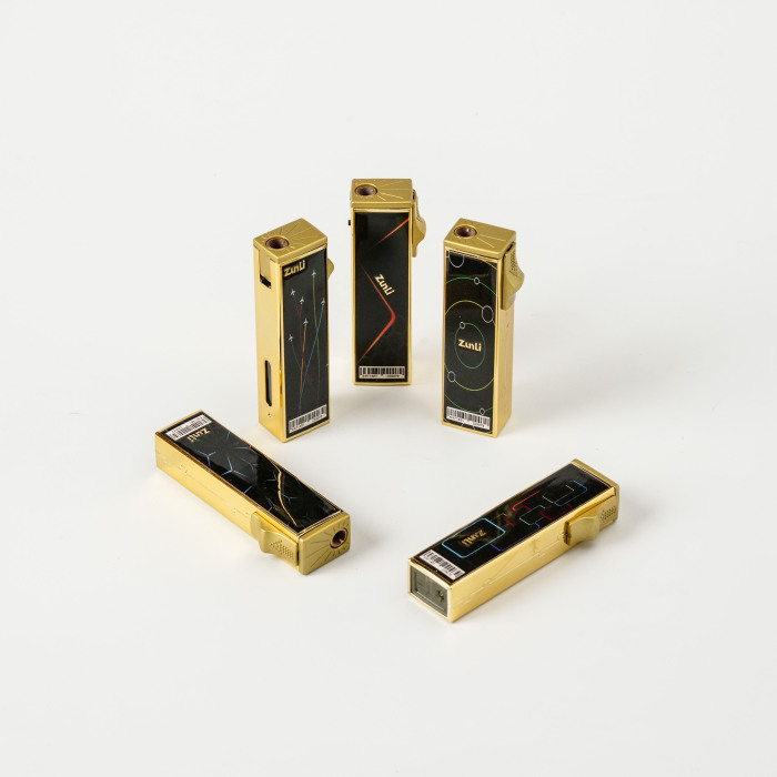 Isqueiro de metal com padrão moderno de rosto preto com acabamento dourado