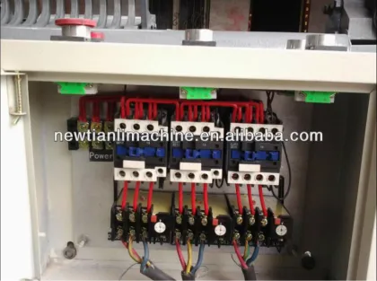 Hydraulic wood rounding debarker