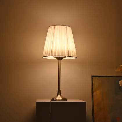 OEM ODM High Quality 5W Pleated Lampshade USB Bedside Table Lamp LED
