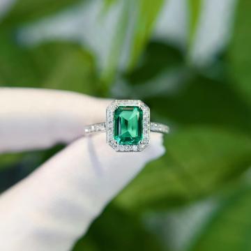 Cincin Pertunangan Halo Emerald Platinum Lab yang ditempah lebih dahulu