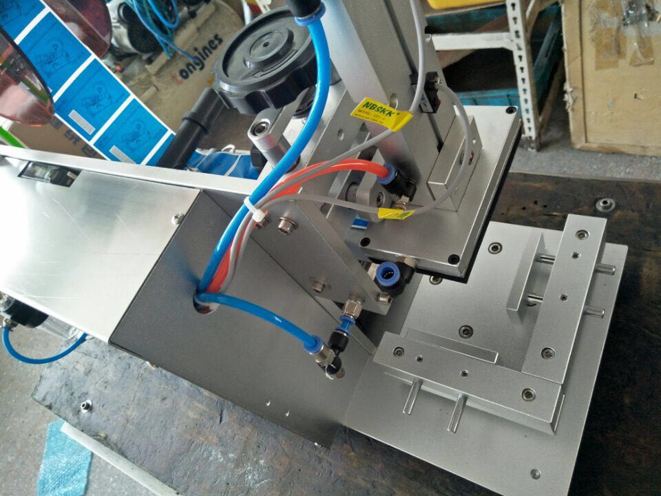 manual labeling machine