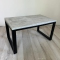 Graue minimalistische Metallrahmenbeton Couchtisch