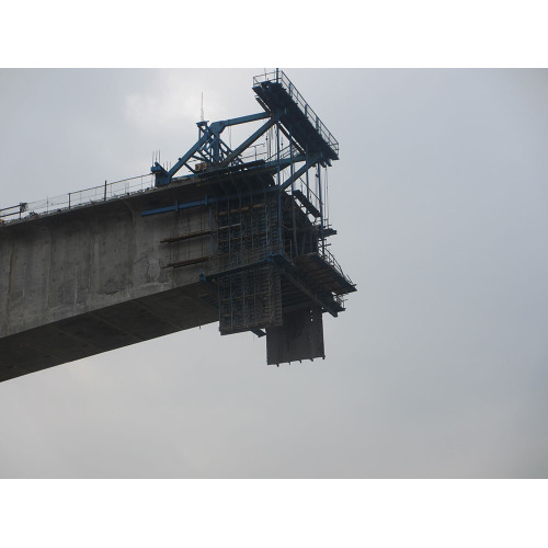 Coffrage de pont en béton avec panier suspendu en porte-à-faux