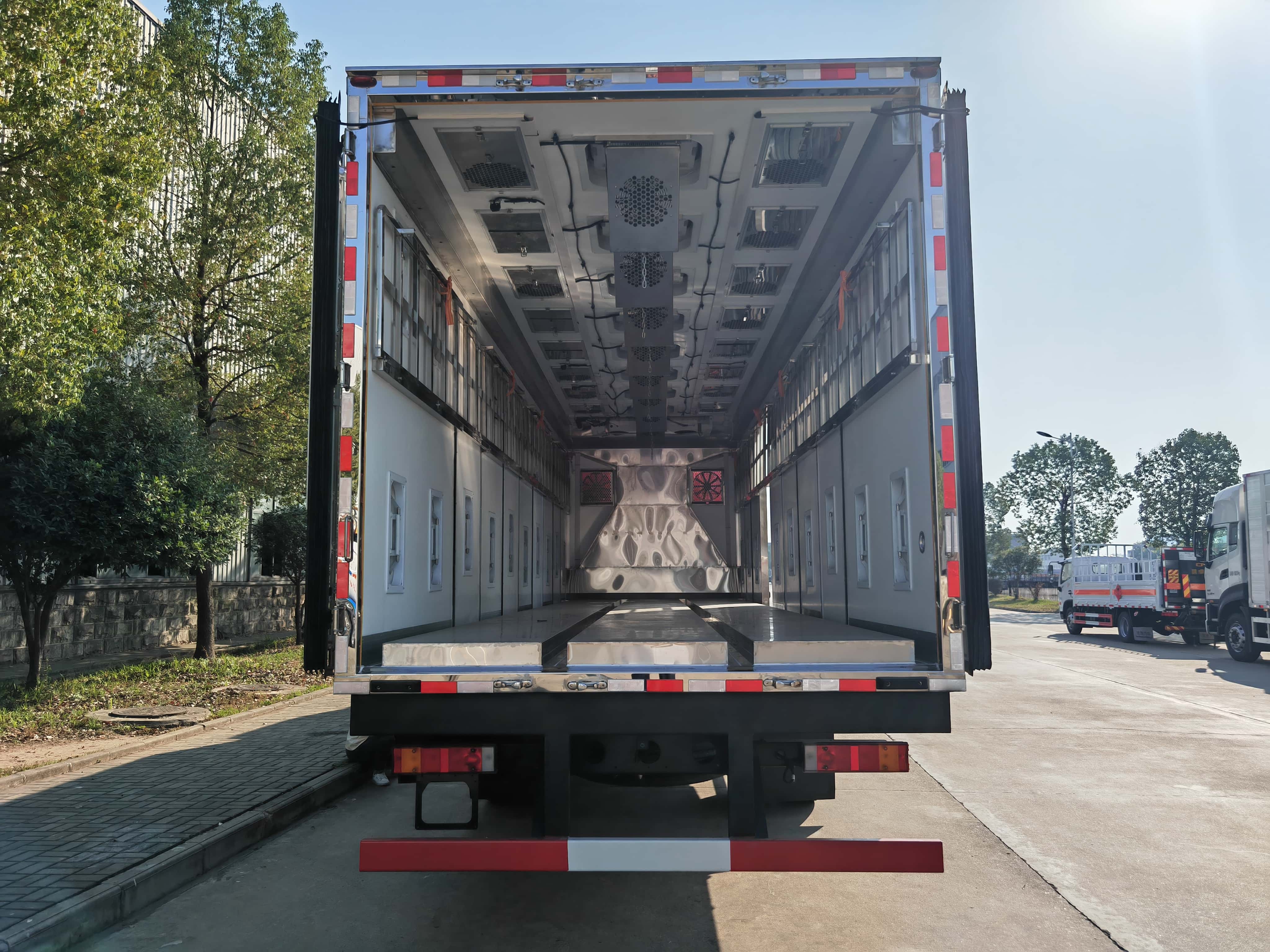 Dongfeng brand 4X2 animal baby transport vehicle