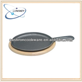 cast iron fajita pan with wooden base
