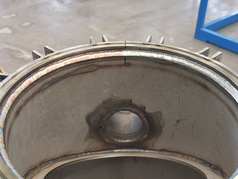 Limpeza de porta em porta de cicatrizes de solda Door-to-door cleaning of weld scars