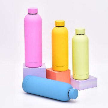 isolierte personalisierte Wasserflaschen für Studenten