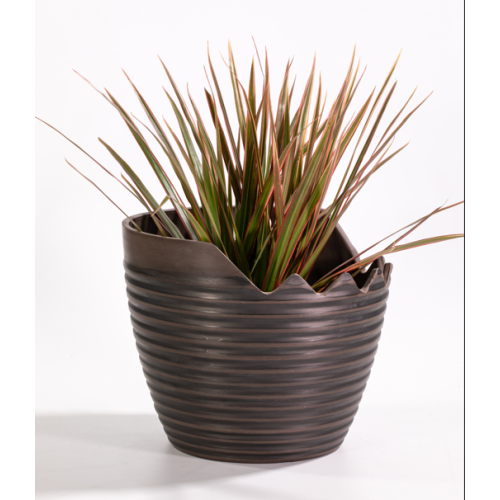 Maceta con forma de media cáscara de huevo a rayas