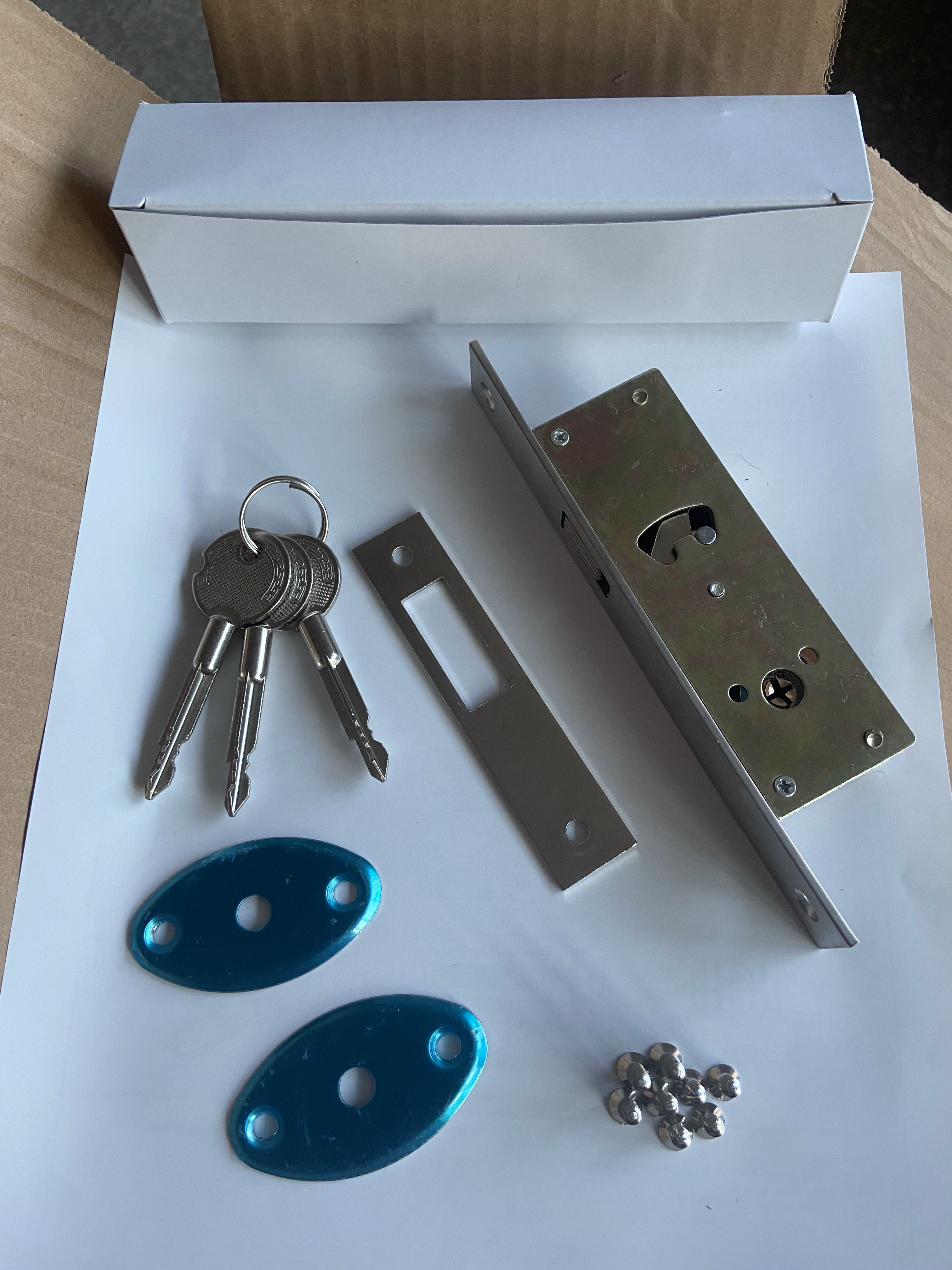 Localización de la puerta del marco de aluminio en 44F