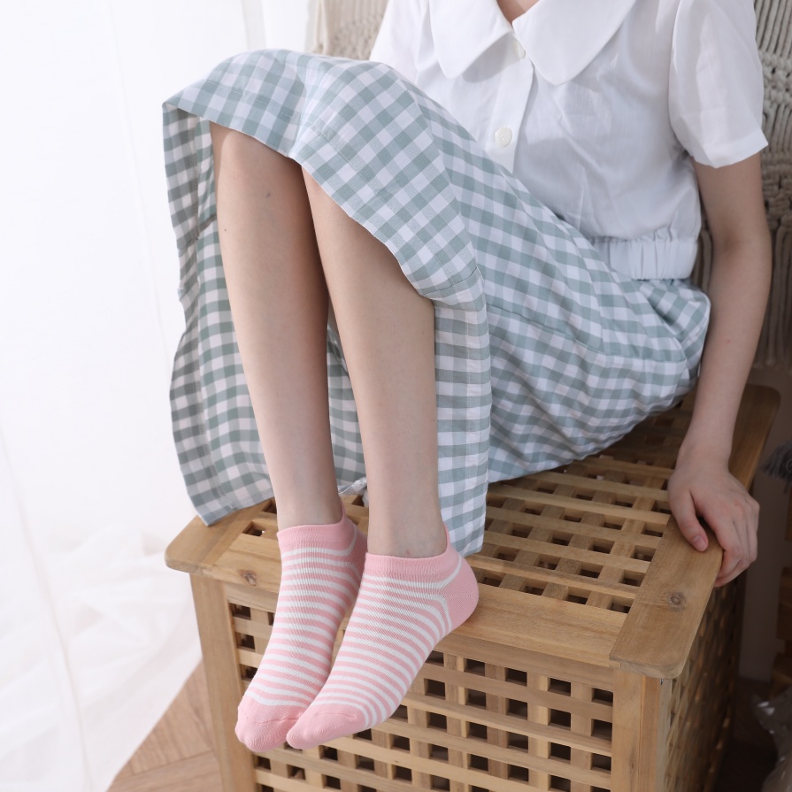 Kaibig -ibig na mga medyas ng bangka na may burol