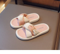 Scivolamento del comfort dei bambini sulle pantofole di diapositive