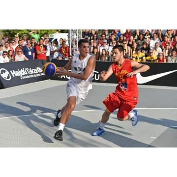 FIBA 3x3 Enlio SES entrelazando las baldosas de la cancha deportiva al aire libre 06