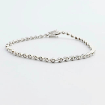 18k Gold Lab-Diamond Bracelet: A Stylish Accessory for Every Occasion