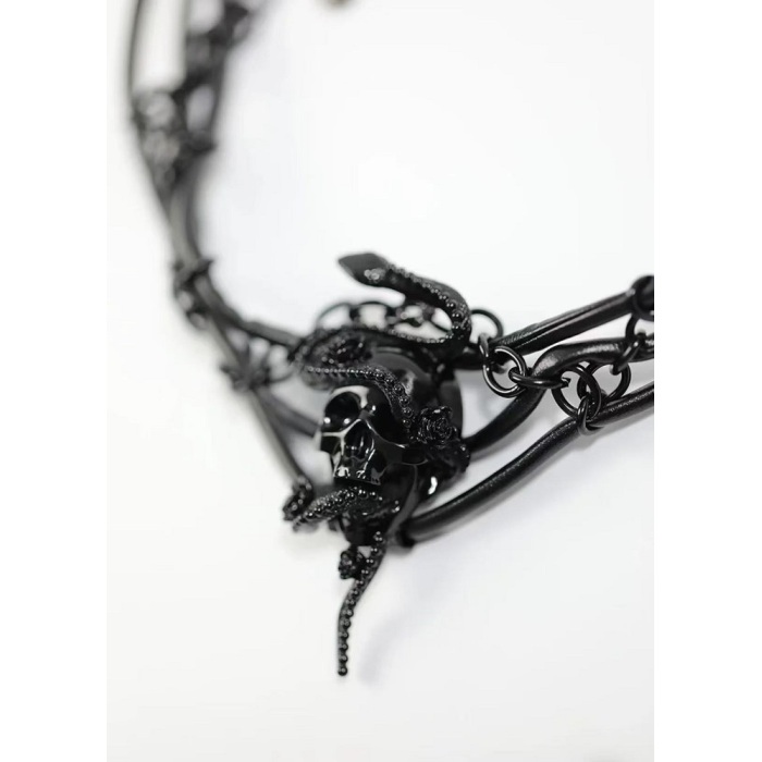 Colar de crânio serpentino preto