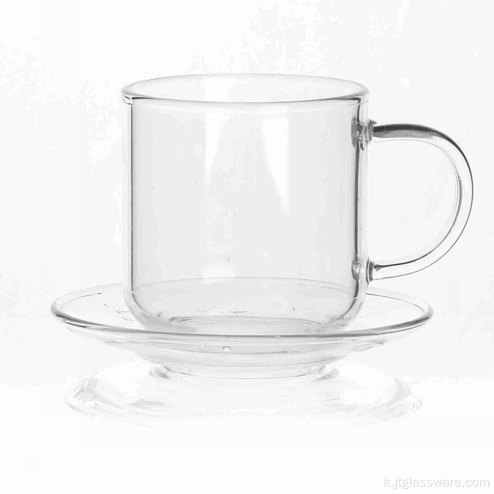 Riscaldare le tazze di vetro da caffè con piattino